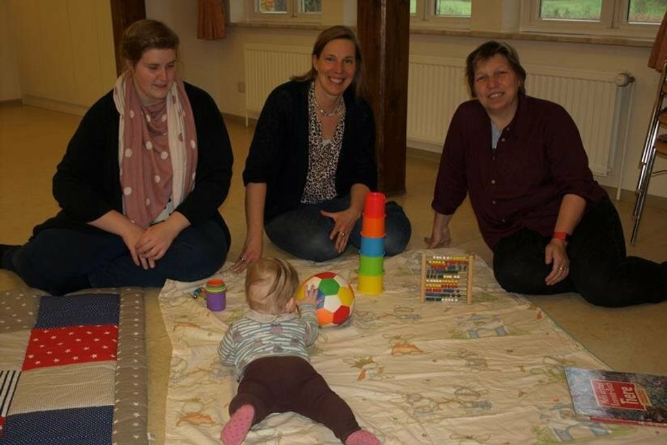 Katharina Wilken, Süntje Schwarten und Angela Hüttmann (v. lks.) würden sich mit der kleinen Emma (7 Monate) über neue „Spiel-Kinder“ im Alter von null bis zwei Jahren in Schönwalde freuen.