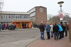 Auch die Schüler wollten bei der Einweihung des Kunstwerkes dabei sein.