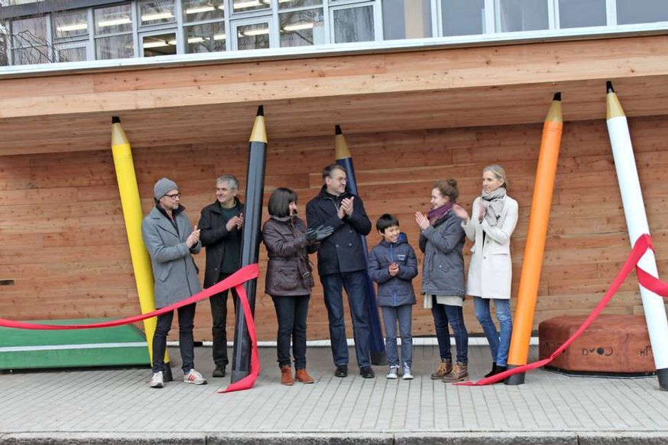 Karsten Kilian, Uwe Gripp, Dr. Tordis Batscheider, Thilo Gollan (v. lks.) und Katrin Gollan (re.) beim Durchschnitt der roten Schleife durch zwei Schüler.