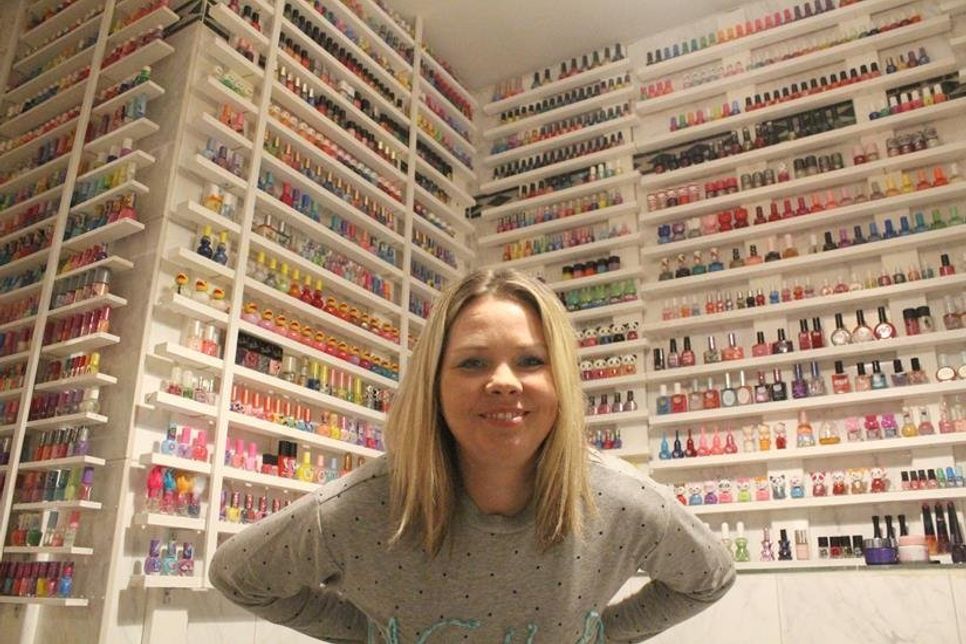 Carolin Gorra zeigt eine Auswahl ihrer Sammlung aus über 11.000 Nagellacken im Dorf- und Schulmuseum Schönwalde. Zur Eröffnung der Sonderausstellung zum 42. Internationalen Museumstag ist die Hamburgerin am 19. Mai ab 14 Uhr selbst vor Ort.