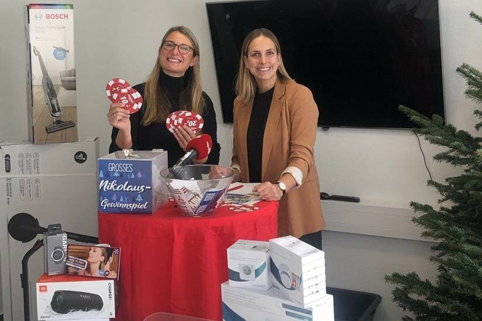 Unsere Glücksfeen Gesche Muchow (lks.) und Kristina Kolbe haben 25 Gewinner und Gewinnerinnen gezogen.