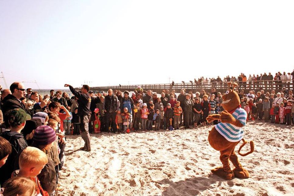 Die Ostereiersuche mit Gumda am Strand gehört natürlich wieder dazu, wenn es in Scharbeutz „Ostern unplugged“ heißt. (Foto: TALB)