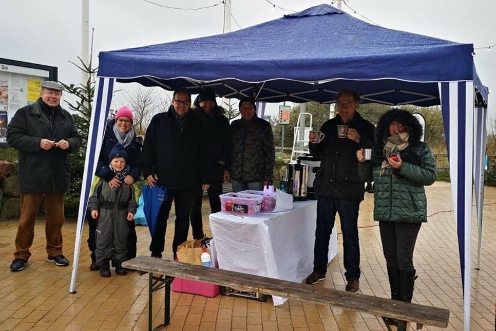 Teilnehmer der Aktion „Wir machen Pelzerhaken weihnachtlich“.