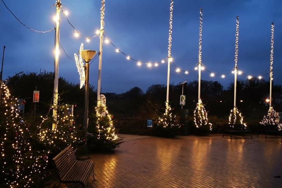 Weihnachtlicher Seebrückenvorplatz in Pelzerhaken.