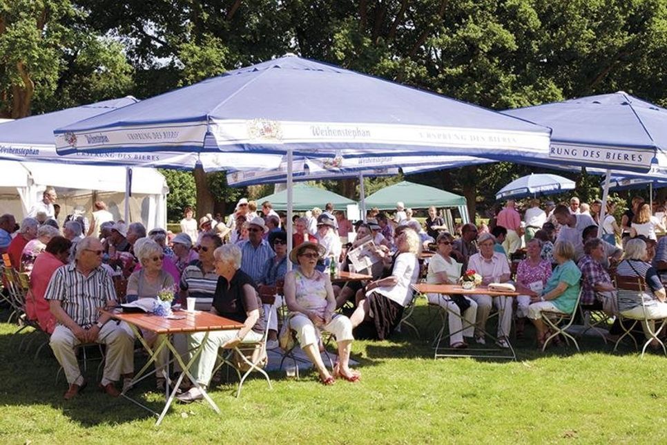 Unter großen Schirmen genießen die Besucher das besondere Fest, das am Sonntag in Bad Schwartau gefeiert wird. (Foto: Bürgerverein/hfr)