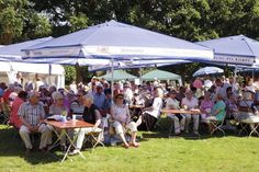 Unter großen Schirmen genießen die Besucher das besondere Fest, das am Sonntag in Bad Schwartau gefeiert wird. (Foto: Bürgerverein/hfr)