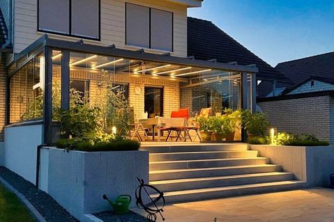 Der neu geschaffene Raum wird neben der praktischen Nutzbarkeit zu einem schönen Blickfang im Garten.