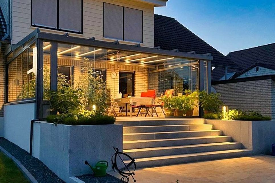 Der neu geschaffene Raum wird neben der praktischen Nutzbarkeit zu einem schönen Blickfang im Garten.