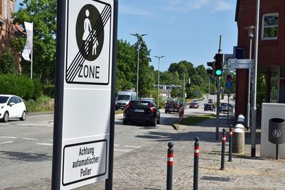 ... oder die Lange Straße an der Mündung zur B430, sinken die Poller in ihrer Bodenhülse ab und geben den Weg frei.