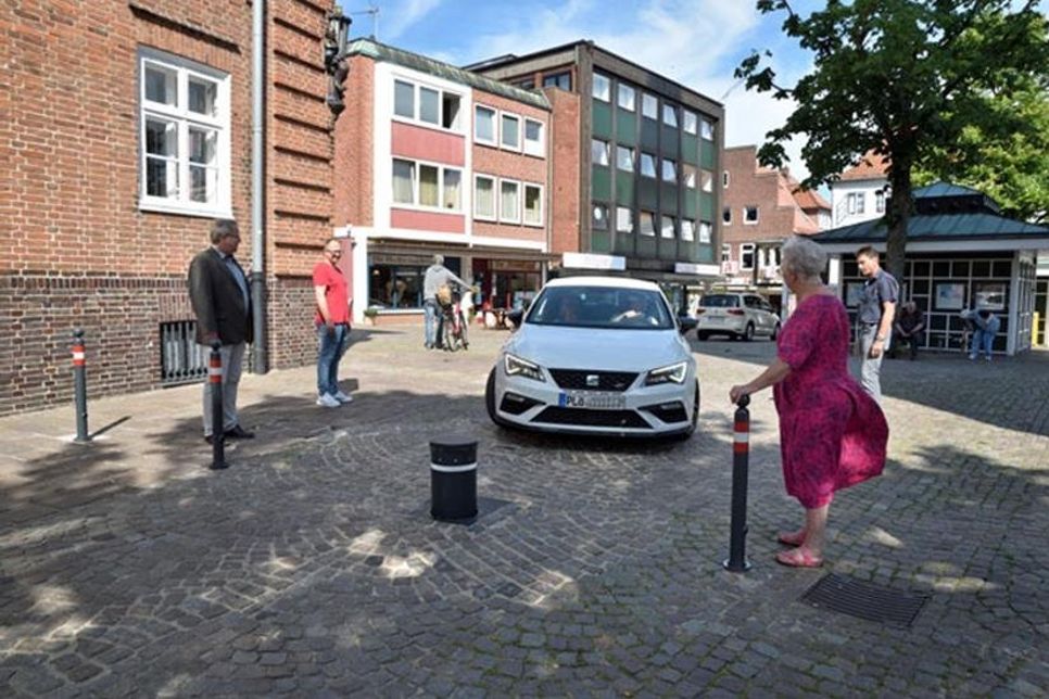 Verlässt ein Fahrzeug den Marktplatz...