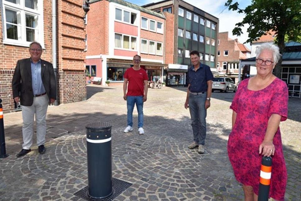 Bürgervorsteherin Gräfin Mechtilde von Waldersee (v. r.), Martin Köpke, Teamleiter 41 Tiefbau der Stadt Plön, Ordnungsamtssachbearbeiter Marcel Mauritz und Bürgermeister Lars Winter stellten die elektronischen Poller vor.