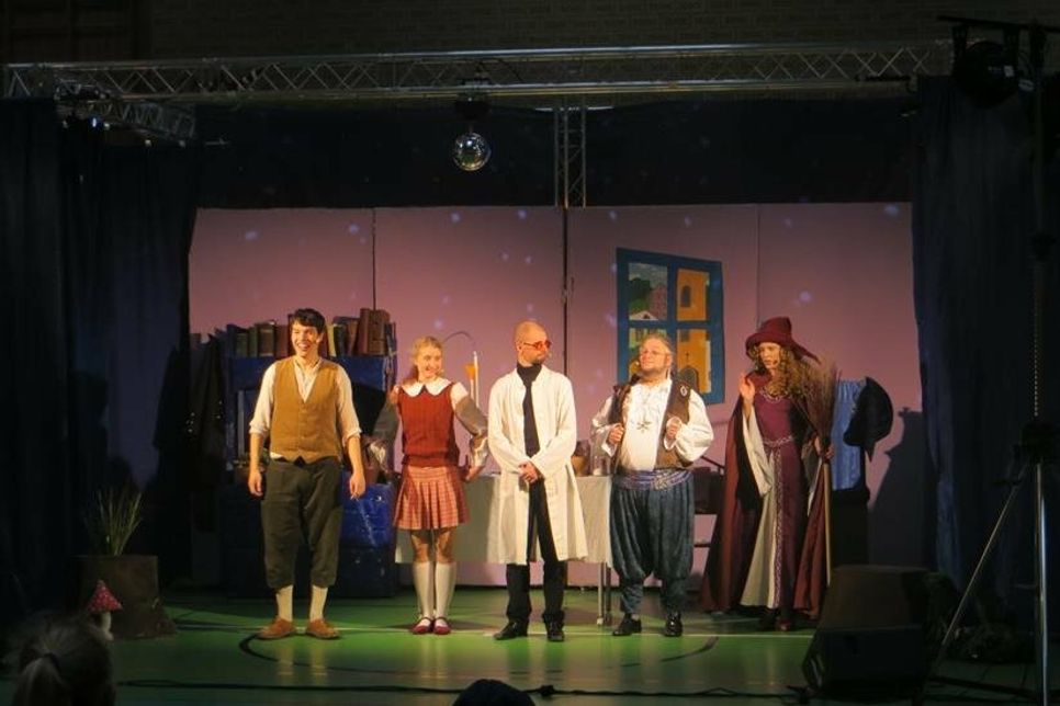 Schulverein Schönwalde und Sparkassen-Stiftung Ostholstein holten das  „Theater am Tremser Teich“ nach Schönwalde.