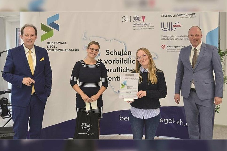 Daniela Ronneberger (2. von rechts) nimmt die Rezertifizierungsurkunde bei der Verleihung in Bordesholm für das Ostsee-Gymnasium entgegen.