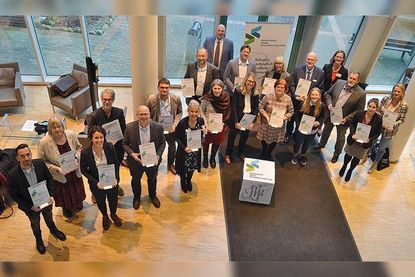 Vertreter aller in diesem Jahr neu ausgezeichneten und rezertifizierten Schulen in Schleswig- Holstein.