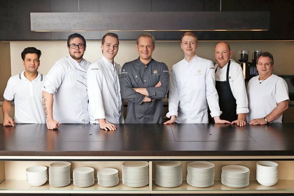 Küchenchef Sebastian Hamester (Mitte) bietet mit seinem Küchen-Team eine neue nordische Fischküche mit asiatischen Elementen.