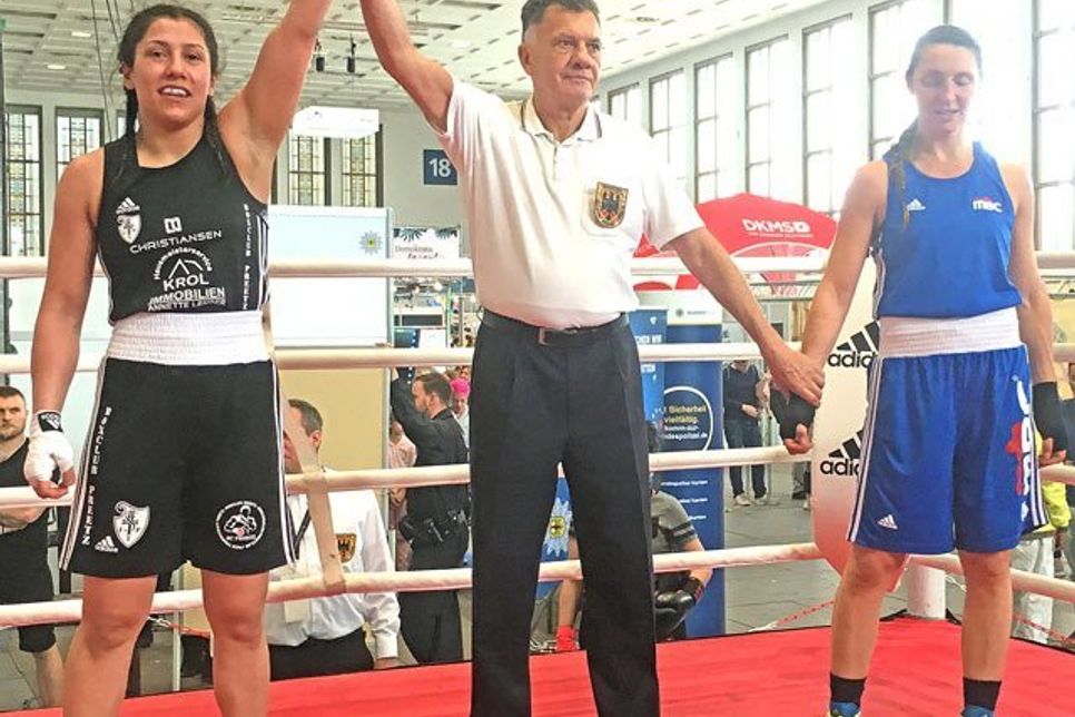 (V. l.) Kübra Kaplan (Boxclub Preetz) siegreich über Aylin Özcelik (MBC Ludwigsburg).