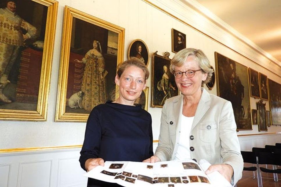 Brigitta Herrmann und Susanne Petersen im Rittersaal, wo nach der neuen Hängung die skandinavische Verwandtschaft zu sehen ist.