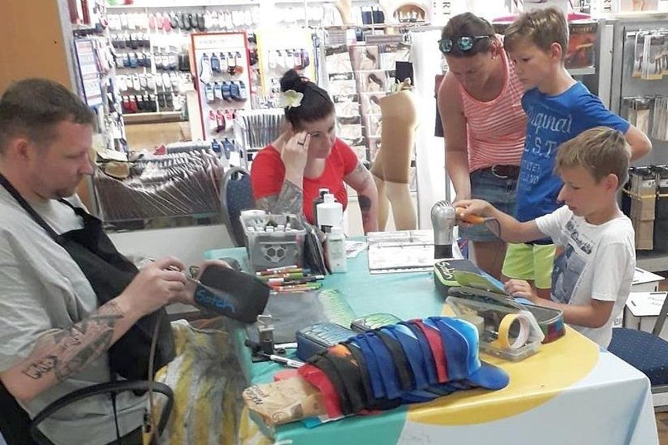 Während Sprayer Davis schon den nächsten Satch-Artikel gestaltet, kann  der glückliche Schüler es gar nicht abwarten und trocknet mit dem Föhn seine individuell gestaltete Federtasche.