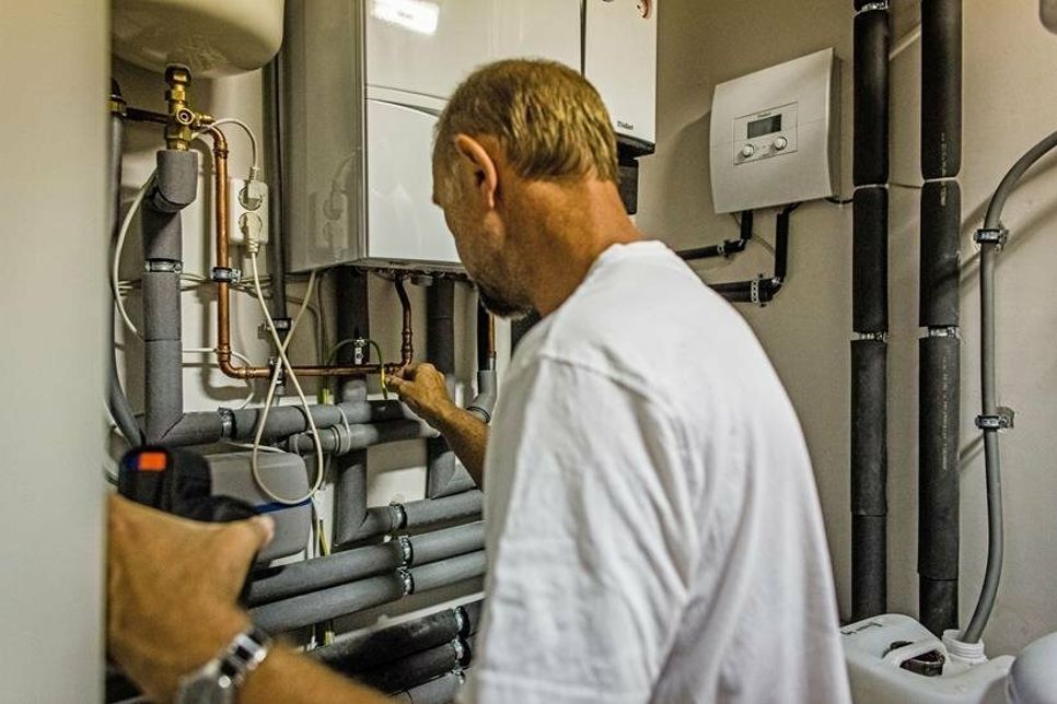 Tut‘s die alte Heizung noch? Wer eine energetische Modernisierung plant, sollte zunächst einen Hausrundgang mit einem unabhängigen Bausachverständigen einplanen. Foto: DJD/Bauherren-Schutzbund