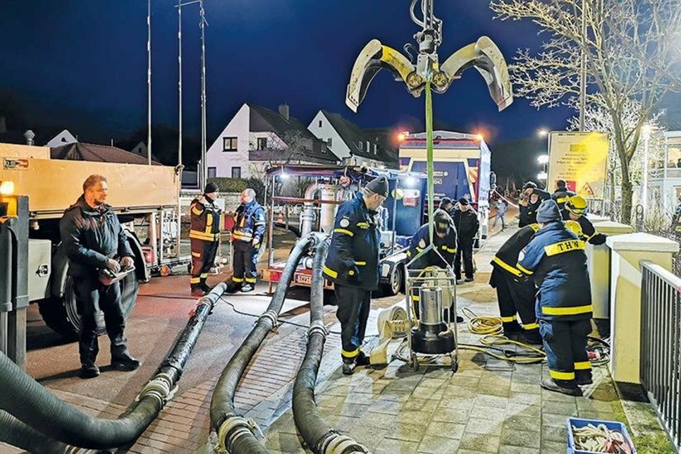 Mit Unterstützung des Bauhofes der Gemeinde wurden die ersten Hochleistungspumpen des THWs am Samstagabend ins Wasser gebracht.