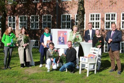 Stadt und Theaterpaten freuen sich auf die neue Spielzeit: Sandra Liebmann und Andrea Kuhlemann von den Stadtwerken Neustadt, Beate Weidemann vom Kultur-Service, Sigrid Hering von der Markt-Apotheke, Sven Muchow vom reporter, Sabine Niemann vom eska-Kaufhaus, Karsten Wittorf von der Sparkasse Holstein, Svenja Muchow von Muchow Druck und Medien sowie Bürgermeister Mirko Spieckermann (v. lks.).