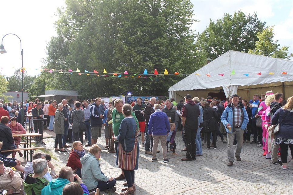 Endstation an der Friedrich-Hiller-Schule, wo die Party bis zum späten Abend weiterging.