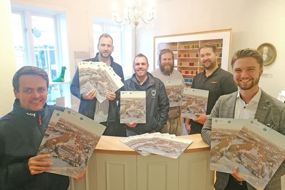 Wenn sich der Round Table Malente/Eutin daran macht, seinen Adventskalender in Geschäften und Ausgabestellen zu verteilen, kann man getrost mit dem Vorfreuen beginnen. Auch in diesem Jahr haben die Mitglieder des Serviceclubs eine Fülle an tollen Gewinnen zusammengetragen.