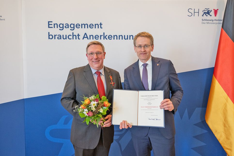 Ministerpräsident Daniel Günther zeichnete Bühnenleiter Jan Steffen für sein Engagement für die Plattdeutsche Sprache aus und überreichte das Bundesverdienstkreuz am Bande und die Urkunde des Bundespräsidenten Frank-Walter Steinmeier.
