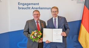 Ministerpräsident Daniel Günther zeichnete Bühnenleiter Jan Steffen für sein Engagement für die Plattdeutsche Sprache aus und überreichte das Bundesverdienstkreuz am Bande und die Urkunde des Bundespräsidenten Frank-Walter Steinmeier.