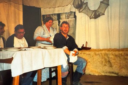 Der Blick ins Fotoalbum: Erste Erfahrungen auf der Bühne sammelte Jan Steffen schon in jungen Jahren, hier in der Rolle von Bauer Piet Schnack 1996.