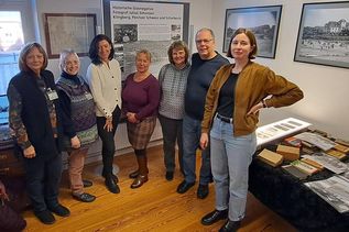 Zur Übergabe der historischen Glasnegativ-Sammlung trafen sich Vertreterinnen des Museums sowie Beteiligte an der Schenkung mit Bürgermeisterin Bettina Schäfer (3. v. lks.) und Dr. Constanze Köster (re.) von der Fielmann-Museumsförderung im Museums. (Foto: Verein für Regionalgeschichte)