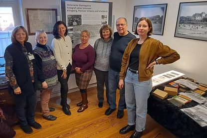 Zur Übergabe der historischen Glasnegativ-Sammlung trafen sich Vertreterinnen des Museums sowie Beteiligte an der Schenkung mit Bürgermeisterin Bettina Schäfer (3. v. lks.) und Dr. Constanze Köster (re.) von der Fielmann-Museumsförderung im Museums. (Foto: Verein für Regionalgeschichte)