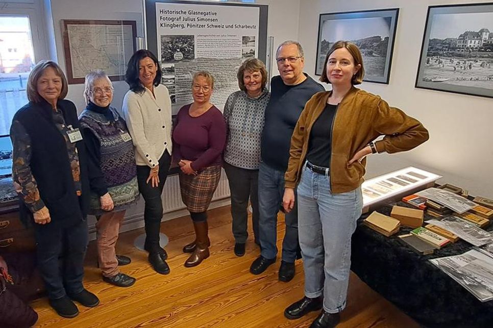 Zur Übergabe der historischen Glasnegativ-Sammlung trafen sich Vertreterinnen des Museums sowie Beteiligte an der Schenkung mit Bürgermeisterin Bettina Schäfer (3. v. lks.) und Dr. Constanze Köster (re.) von der Fielmann-Museumsförderung im Museums. (Foto: Verein für Regionalgeschichte)