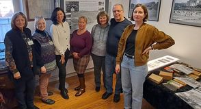 Zur Übergabe der historischen Glasnegativ-Sammlung trafen sich Vertreterinnen des Museums sowie Beteiligte an der Schenkung mit Bürgermeisterin Bettina Schäfer (3. v. lks.) und Dr. Constanze Köster (re.) von der Fielmann-Museumsförderung im Museums. (Foto: Verein für Regionalgeschichte)