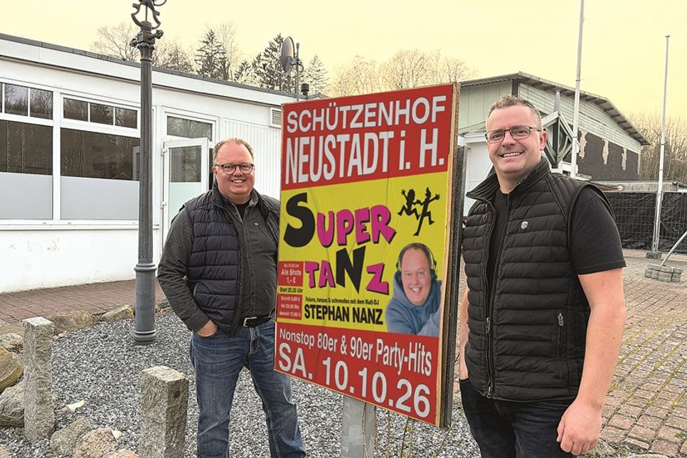 Kult-DJ Stephan Nanz (lks.) und Gordan Lockowandt präsentieren das Veranstaltungsprogramm für die kommenden Wochen im Schützenhof Neustadt.