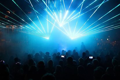 Wenn Licht, Ton und Show zusammenspielen: Professionelle Veranstaltungs- und Showtechnik gehört ebenfalls zum Leistungsspektrum.