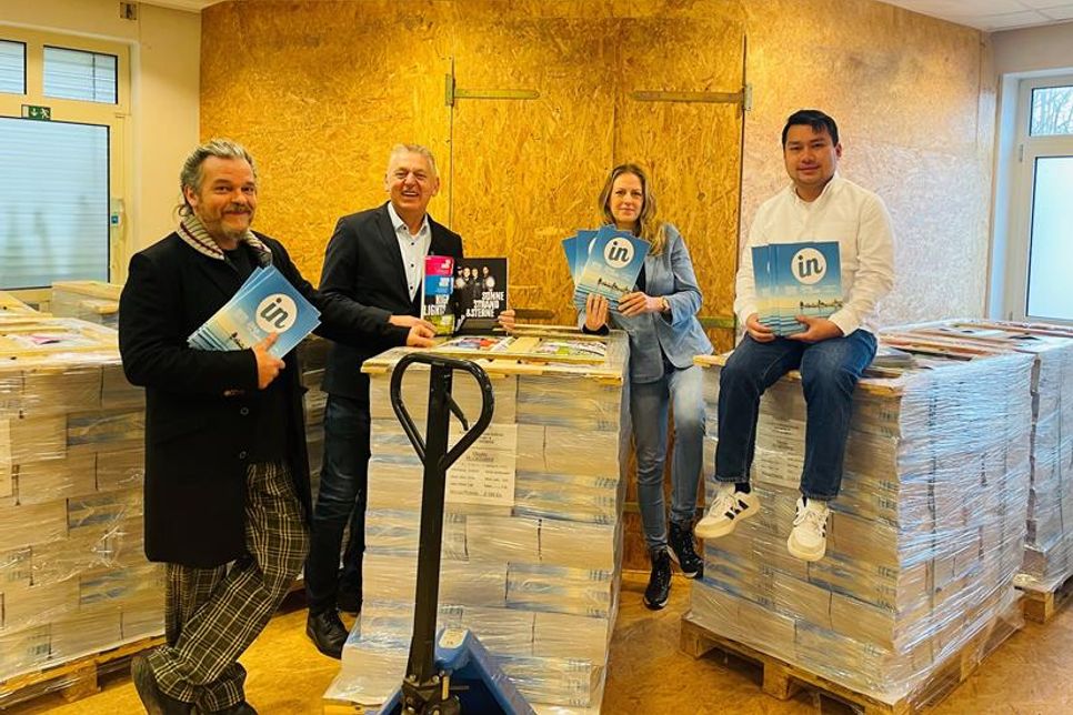 Ralf Suhr, Manfred Wohnrade, Katrin Jung und Thuan Nguyen (v. lks.) präsentieren das neue IN Magazin.