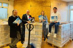 Ralf Suhr, Manfred Wohnrade, Katrin Jung und Thuan Nguyen (v. lks.) präsentieren das neue IN Magazin.