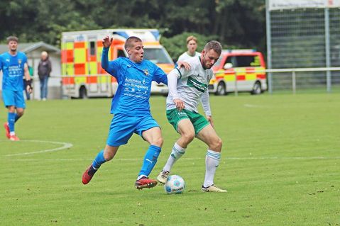 Phil Petersen (links) luchst seinem Gegenspieler den Ball ab und stürmt Richtung Gäste-Tor.
