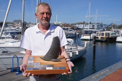 Bürgervorsteher Heinrich Holtfester präsentiert den neuen Neustadt-Cup.