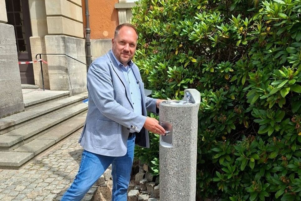 Landrat Timo Gaarz am neuen öffentlichen Wasserspender vor dem Kreishaus. Der Wasserspender steht allen Besucherinnen und Besuchern sowie Passantinnen und Passanten kostenfrei zur Verfügung.