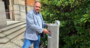 Landrat Timo Gaarz am neuen öffentlichen Wasserspender vor dem Kreishaus. Der Wasserspender steht allen Besucherinnen und Besuchern sowie Passantinnen und Passanten kostenfrei zur Verfügung.