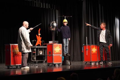Hier wird ein Mensch zum Leiter und bringt dadurch den Propeller zum Drehen.