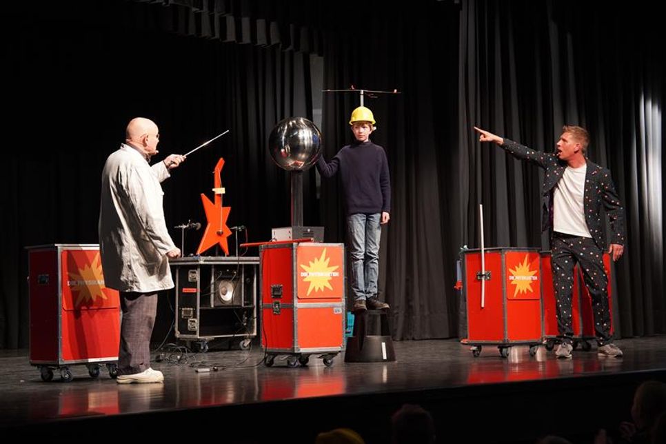 Hier wird ein Mensch zum Leiter und bringt dadurch den Propeller zum Drehen.
