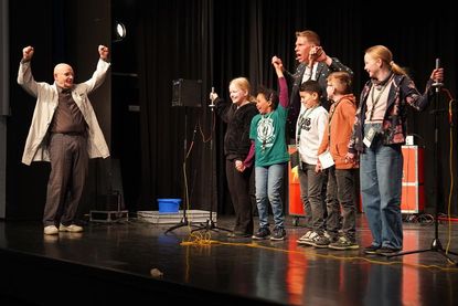 Es hat funktioniert, freuen sich die Physikanten, denn durch das bloße Halten ihrer Hände haben die Kinder ein Radio zum Laufen gebracht.
