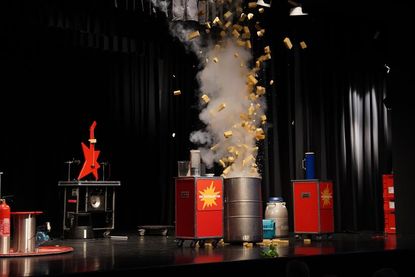 Der hohe Druck durch verdampfenden flüssigen Stickstoff lässt eine Plastikflasche bersten und erzeugte eine Explosion.