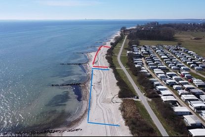 So soll der Strand in Zukunft aufgeteilt werden: Blickt man in Richtung Pelzerhaken, dann kommt erst der Hundestrand (blau) und dann der Surfstrand (rot).