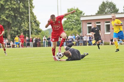 Der zweifache Eutiner Torschütze Phil Peterssen kommt hier einen Schritt zu spät. SG-Torwart Kim Kaun hat den Ball sicher unter Kontrolle.