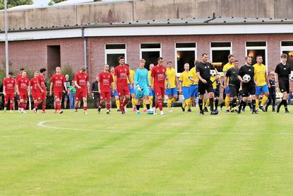 Die Mannschaften von Eutin 08 (rotes Trikot) und der SG Bösdorf/Malente eröffneten das Malte-Kreuschmer Benefiz-Turnier.