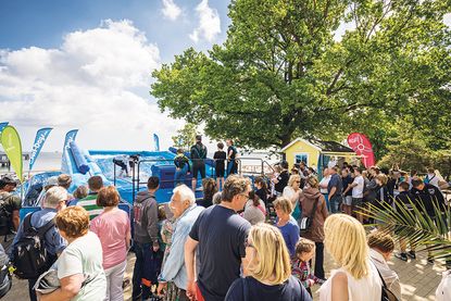 Von Juni bis August im Strandpark: Timmendorfer Strand bekommt eine „Sommerlounge“ mit künstlicher Surf-Welle